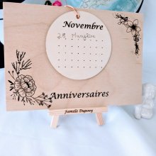 Calendrier des anniversaires en bois gravé, sur chevalet bois