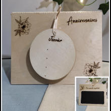 Calendrier anniversaires, ardoise pour craie messages, en bois gravé travail artisanal
