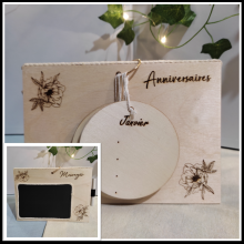 Calendrier anniversaires, ardoise pour craie messages, en bois gravé travail artisanal