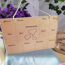 Calendrier pour anniversaires en bois gravé. Travail artisanal