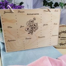 Calendrier pour anniversaires en bois gravé. Travail artisanal