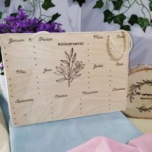 Calendrier pour anniversaires en bois gravé. Travail artisanal
