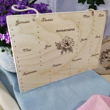 Calendrier pour anniversaires en bois gravé. Travail artisanal