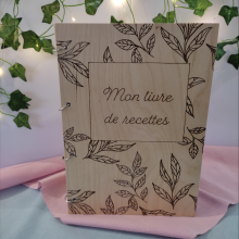 Grand livre de recettes en  bois gravé et pyrogravé, travail artisanal 