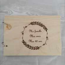 Livre d'or 'Anniversaire' en bois gravé et personnalisable
