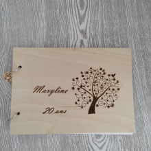 Livre d'or 'Anniversaire' en bois gravé et personnalisable. Modèles au choix. Travail artisanal