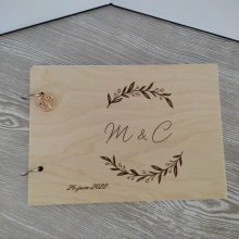 Livre d'or 'mariage' en bois gravé et personnalisable. Modèle au choix