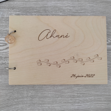 Livre d'or 'Baptême' en bois gravé et personnalisable. Modèles au choix. Travail artisanal