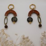 Boucles d'oreilles en bois, pierres de gemme et laiton doré