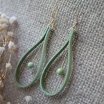 Boucles d'oreilles en cuir vert amande  et pierres de gemmes vert pâle