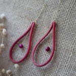 Boucles d'oreilles en cuir rouge corail et perles assorties