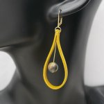 Boucles d'oreilles en cuir jaune moutarde  et pierres de gemmes 