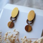 Boucles d'oreilles en bois graphiques merisier et doré