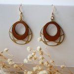 Boucles d'oreilles ailes en bois merisier sur ovale ajouré en laiton doré