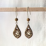 Boucles d'oreilles pendantes en bois et pampilles dorées