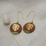 Boucles d'oreilles en bois rond merisier et feuille monstera laiton doré