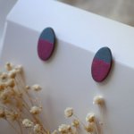 Puces d'oreilles ovales en bois peint en duo fuchsia et gris effet métallisé