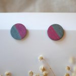 Puces d'oreilles rond en bois peint en duo gris et fuchsia effet métallisé