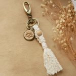 Porte-clés macramé et cabochon en bois gravé personnalisé sur  gros mousqueton laiton vieilli 
