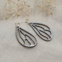 Boucles d'oreilles ailes en bois gris métallisé sur clous en argent 925