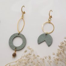 Boucles d'oreilles en bois et laiton doré asymétriques géométriques