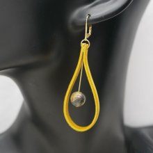 Boucles d'oreilles en cuir jaune moutarde  et pierres de gemmes 