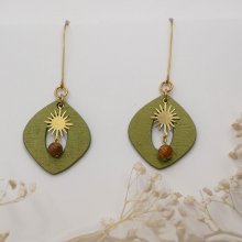 Boucles d'oreilles pendantes en bois vert métallisé et soleils dorés