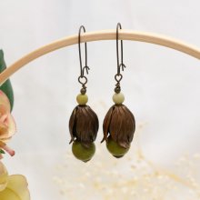 Boucles d'oreilles pendantes pétales en laiton naturel et perles gemme olivine