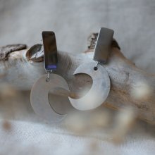 Boucles d'oreilles graphiques en bois patiné argenté 