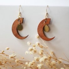 Boucles d'oreilles lunes en bois merisier pampilles dorées