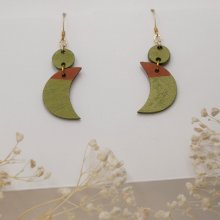 Boucles d'oreilles pendantes aux lunes en bois  vert métallisé et marron