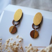 Boucles d'oreilles en bois graphiques merisier et doré