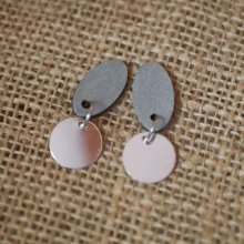 Petites boucles d'oreilles géométriques en bois bleu gris argenté 