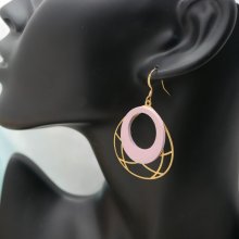 Boucles d'oreilles bois rose pastel sur ovale ajouré en laiton doré