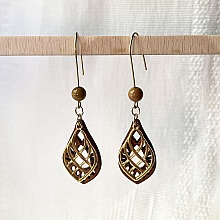 Boucles d'oreilles pendantes en bois et pampilles dorées