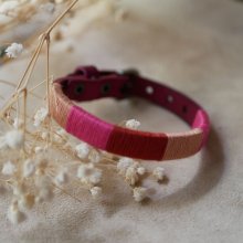 Bracelet en cuir fuchsia style bohème tissé de fils de coton tons roses