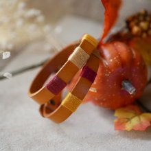 Bracelet en cuir double tour style bohème tissé de fils de coton tons oranges rouges