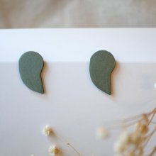Puces d'oreilles graphiques en bois vert de gris métallisé