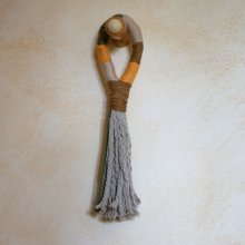 Suspension pompon macramé pour poignée de porte