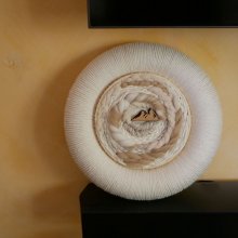 Tissage mural cadre rond en macramé et décor montagne en laines blanches et beiges