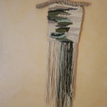 Suspension tissage mural 'Les rivières végétales' en laines et coton de couleurs vert d'eau et longues franges
