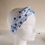 Bandeau enfant coloris bleu avec boutons de chaque côté pour les masques