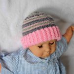 Bonnet pour poupée crocheté main rose bonbon, gris et vert