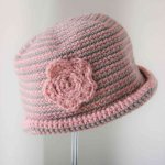 Chapeau cloche pour poupée en laine rose et grise