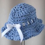 Chapeau poupée en coton bleu avec ruban et nœud blanc