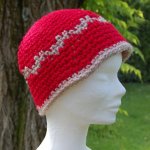 Chapeau cloche laine rouge et taupe motif géométrique pour enfant