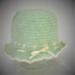 Chapeau poupée laine mohair vert pastel avec ruban crème