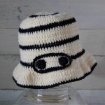 Chapeau pour poupée bleu marine et crème