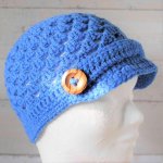 Chapeau bleu enfant maille ajourée avec visière et deux boutons bois