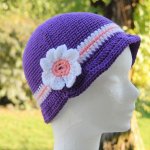 Chapeau cloche enfant violet, blanc et rose avec fleur au côté